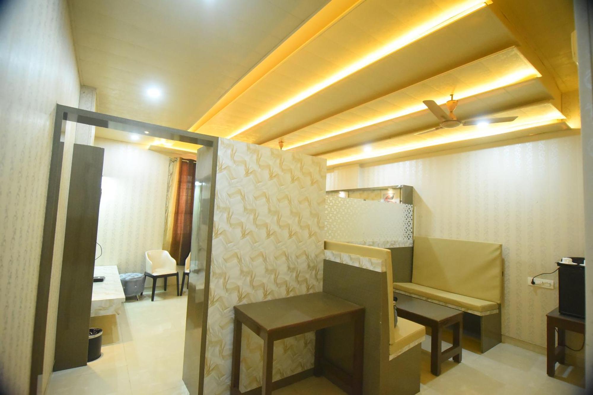R Empire Revtree Hotel Davangere Buitenkant foto