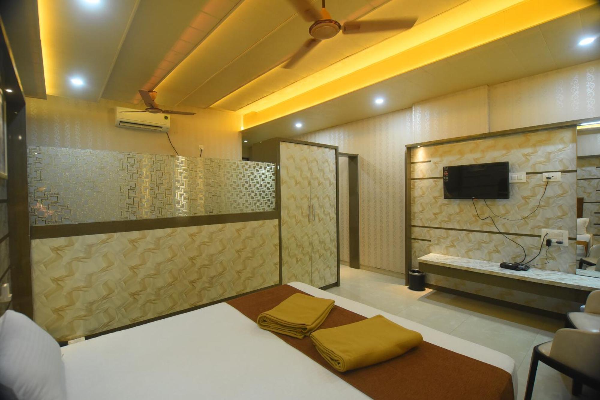 R Empire Revtree Hotel Davangere Buitenkant foto