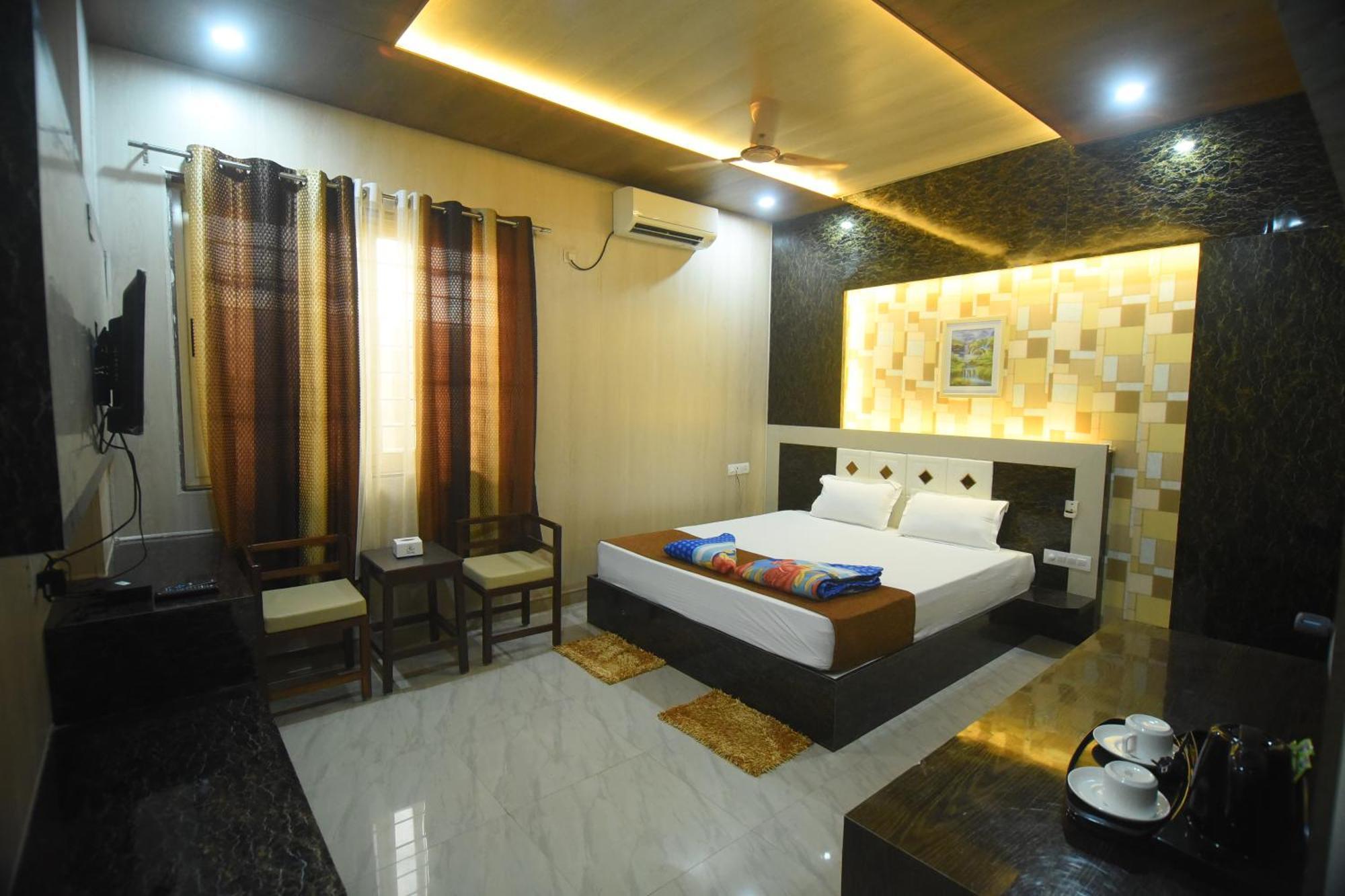 R Empire Revtree Hotel Davangere Buitenkant foto
