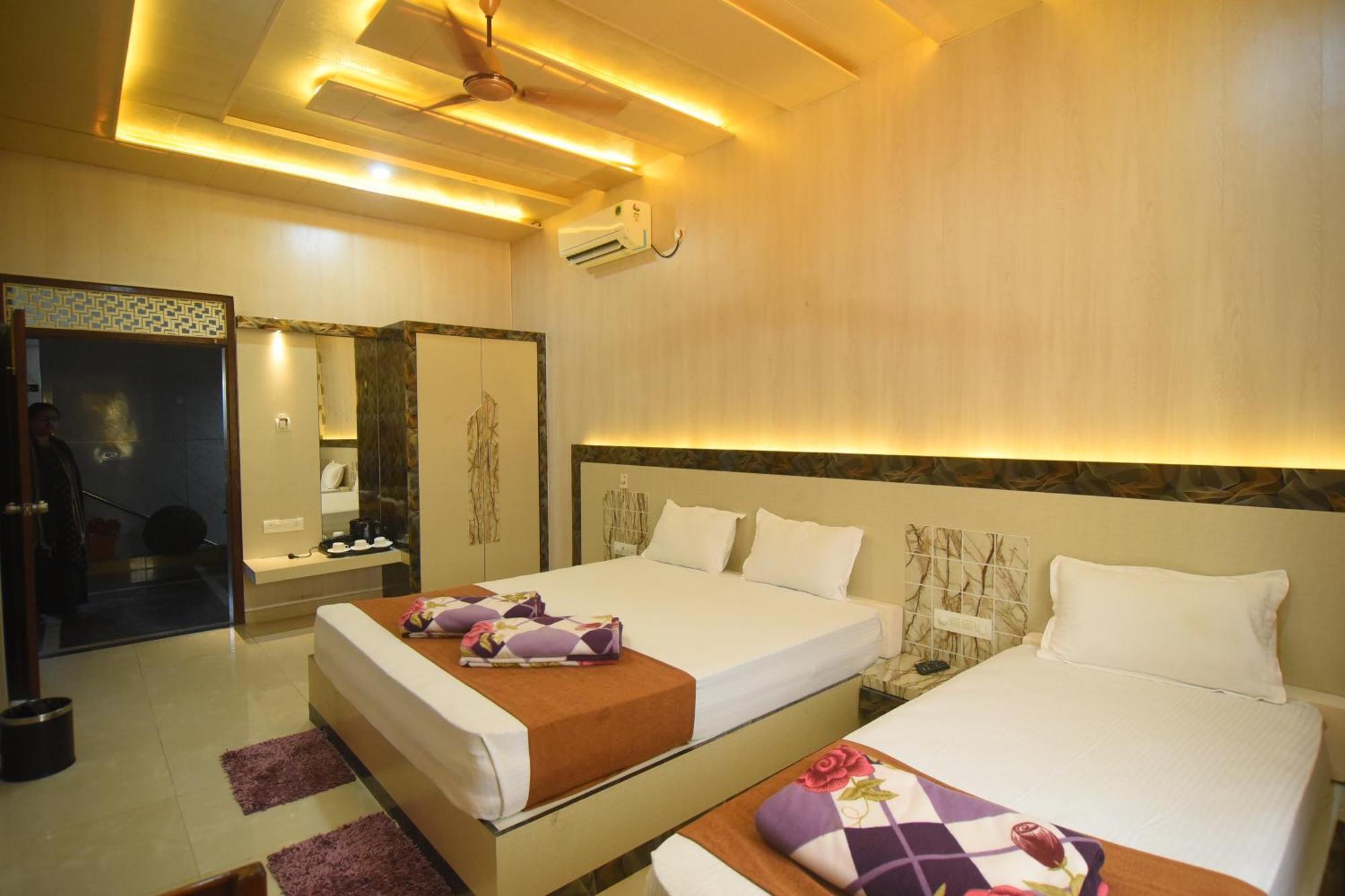 R Empire Revtree Hotel Davangere Buitenkant foto