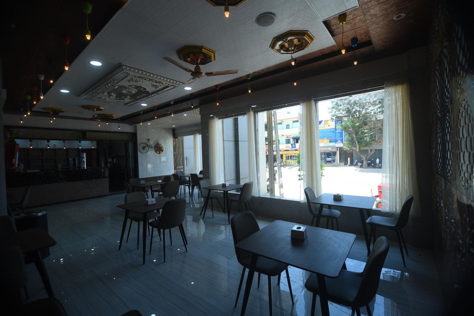 R Empire Revtree Hotel Davangere Buitenkant foto