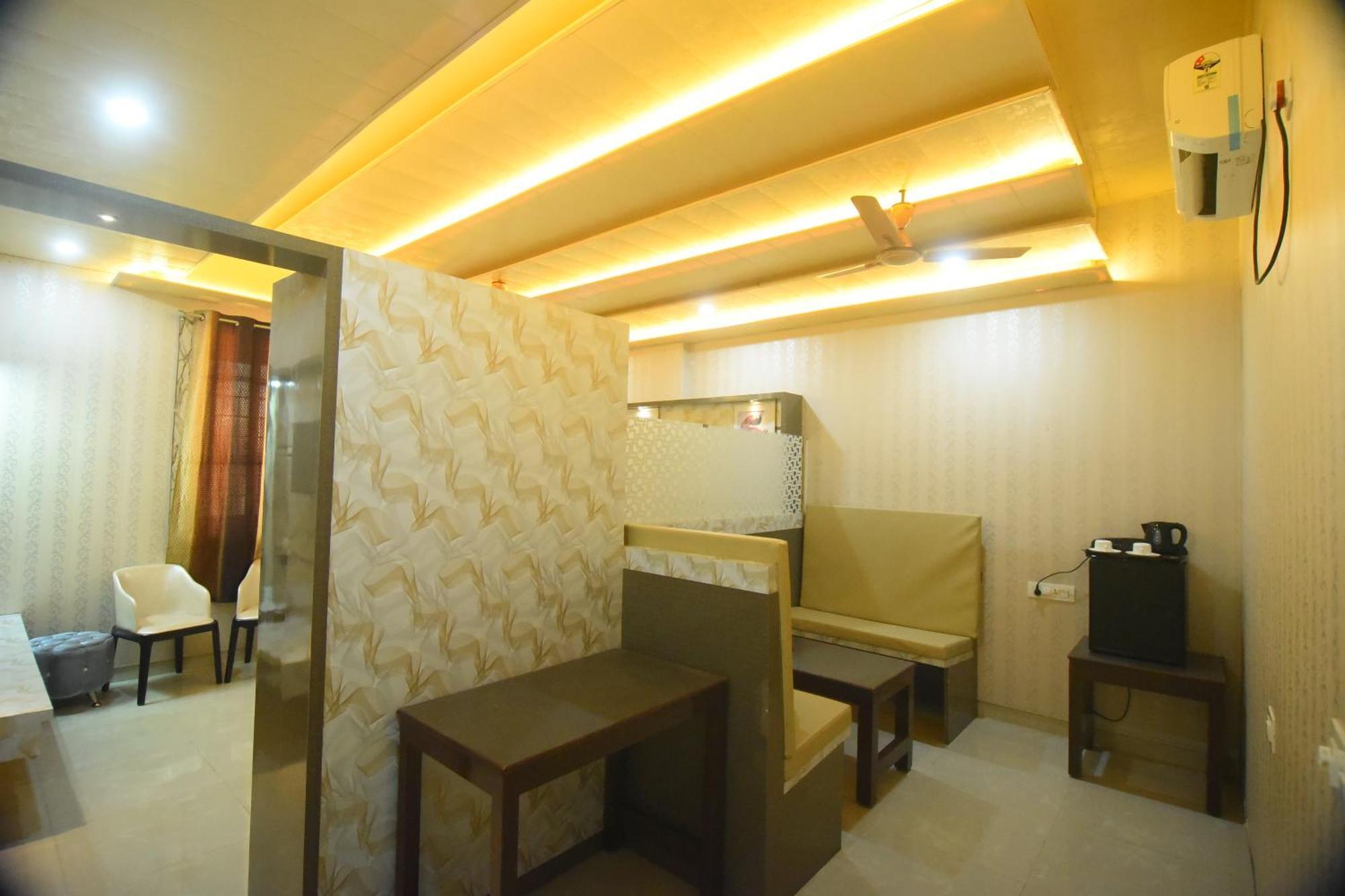 R Empire Revtree Hotel Davangere Buitenkant foto