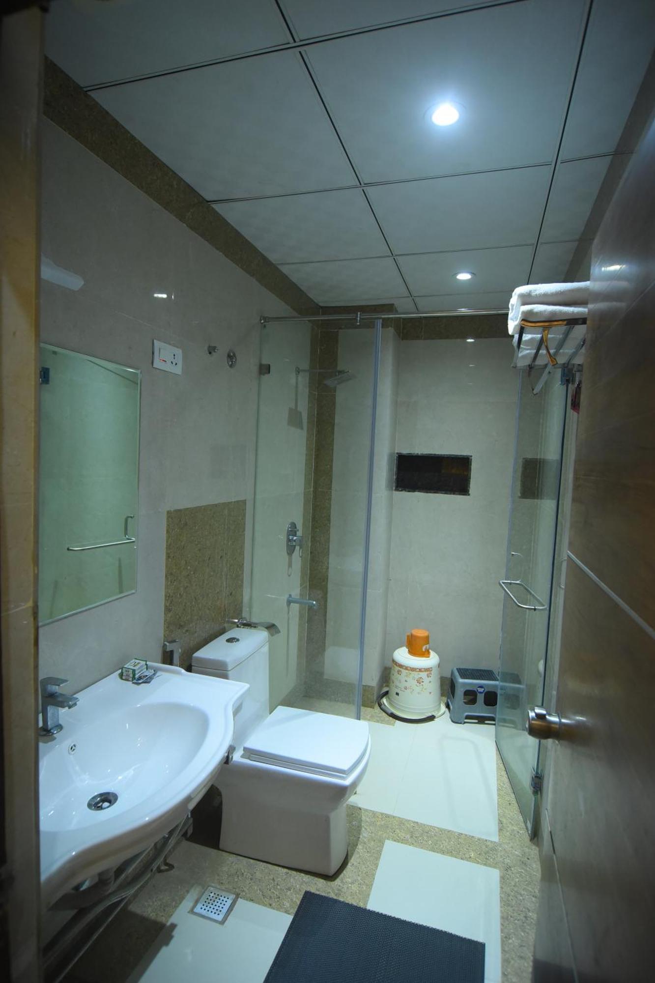 R Empire Revtree Hotel Davangere Buitenkant foto