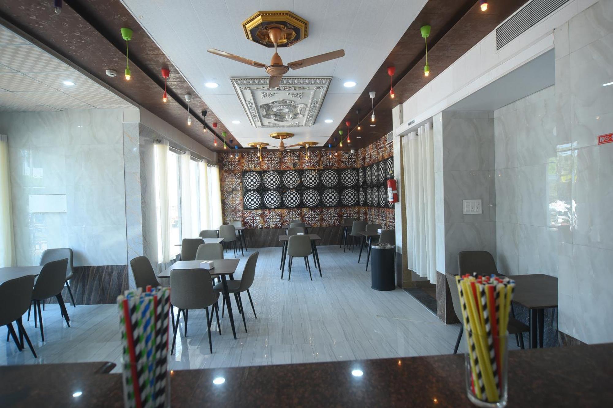 R Empire Revtree Hotel Davangere Buitenkant foto
